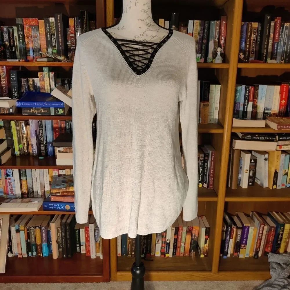 𝅺nic and Zoe long sleeved lace up knit top size s